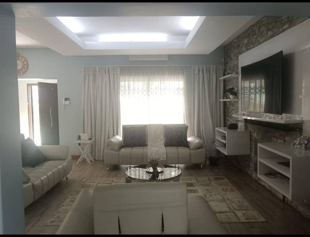 5 BEDROOM HOUSE FOR SALE IN YELLOWWOOD PARK